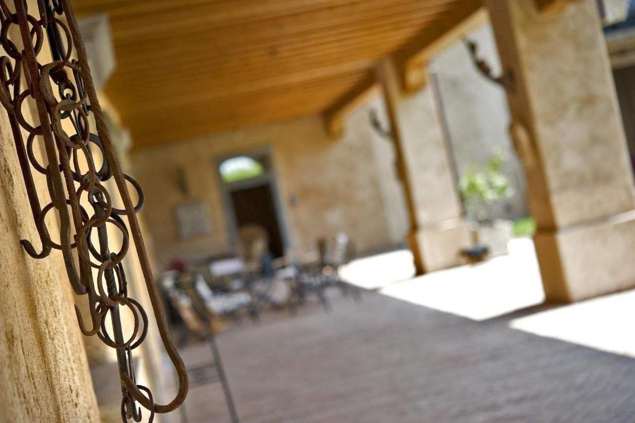 Il chiostro interno con i tavoli sotto il portico
